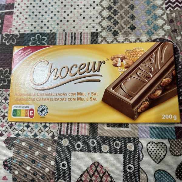 Mandorle caramellate al cioccolato con miele e sale