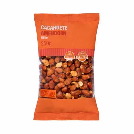 Amendoins fritos e salgados com a pele